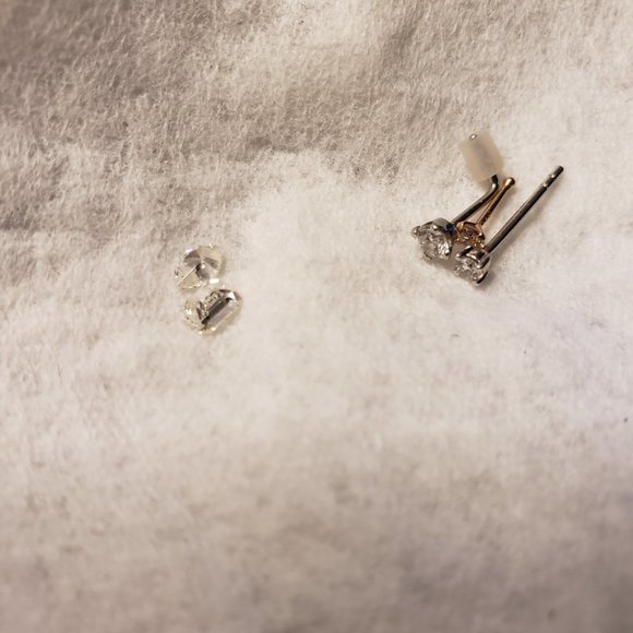 3 diamond nose studs and two loose natural diamond stones - Picture 2 of 5